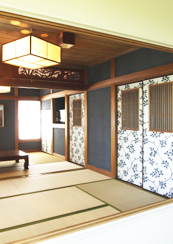 和室の壁を紺色に塗装し、襖紙を貼り替えると、ジャパニーズモダンな空間 
へ。